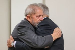 lula e fhc abracam na morte de marisa foto ricardo stuckert