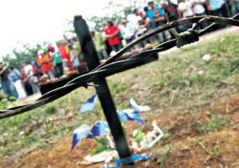 Dermatologista avaliando costas de paciente