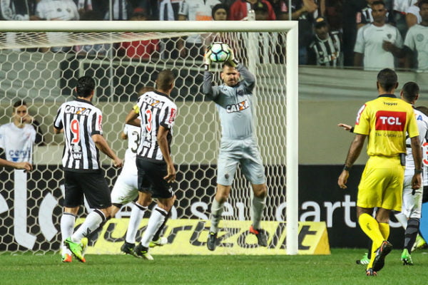 Prato branco com beterraba, alface, abacate e gergelim