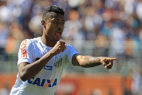 Pote de vidro transparente cheio de moedas em cima de uma tábua de madeira