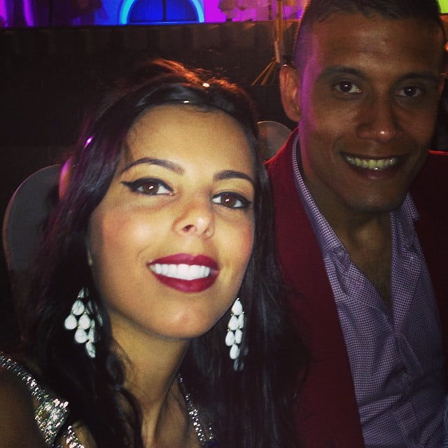 Recipiente de madeira com folhas de espinafre em cima de uma mesa de madeira