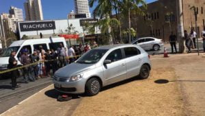 carro crivado de balas