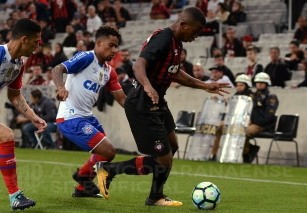 Raviolis em cima de um prato branco decorados com folha verde