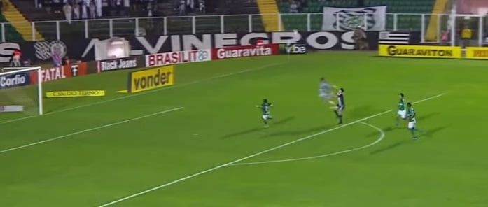 Recipiente com biscoitos de gergelim em cima de uma mesa de madeira