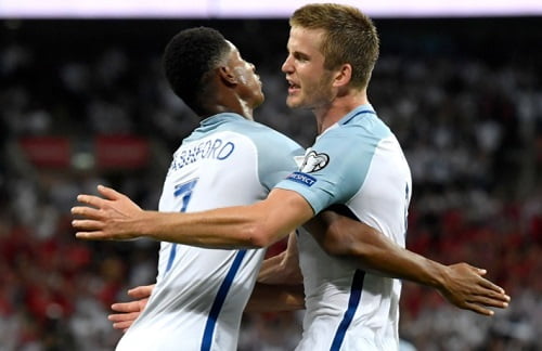 Dois filés de peixes grelhados em cima de um prato branco com vegetais