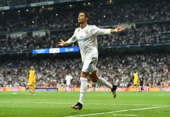 Homem abaixado amarrando o tênis na rua