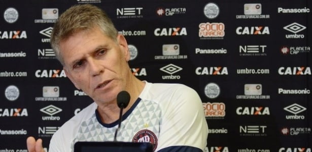 Dois funcionários conversando no trabalho