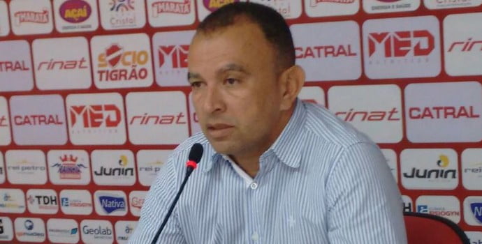 Homem sentado em sofá medindo a pressão