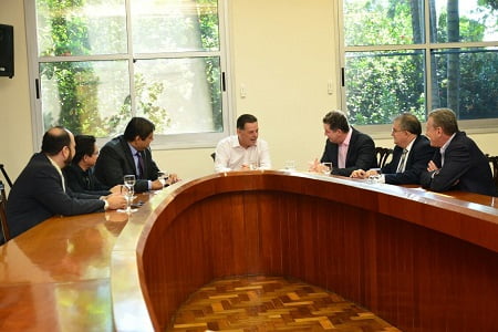 Menina de óculos estudando