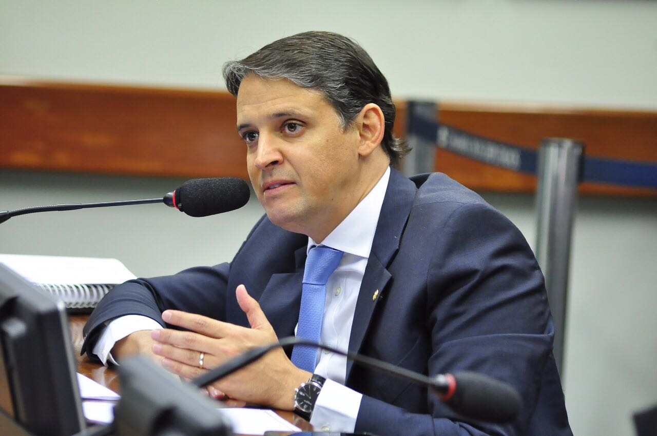 Macarrão com brócolis e molho branco em uma panela preta