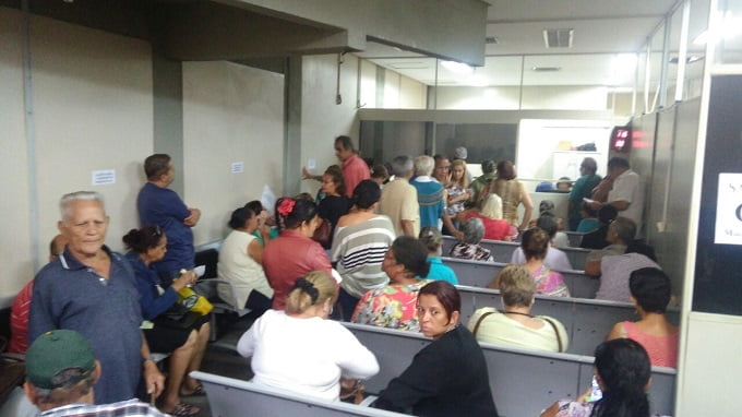 Central de Regulação estava lotada nesta sexta (1) (Foto: Samuel Straioto) central de regulacao