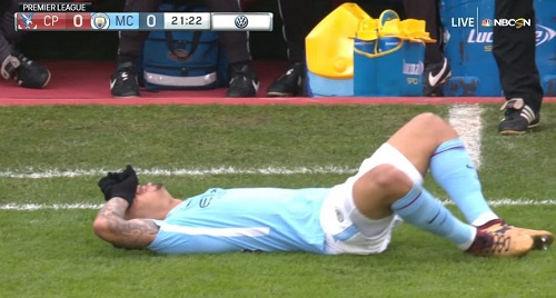Gabriel Jesus machuca o joelho e deixa jogo do Manchester City chorando