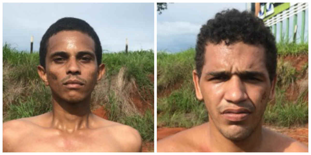 Quatro amigos sentados em um sofá conversando e sorrindo