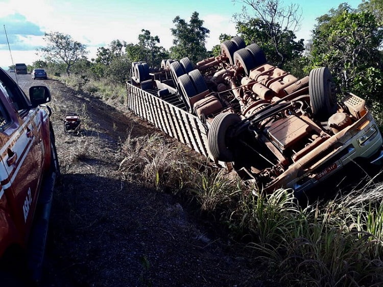 Cozinhe com armários brancos e bancada branca 