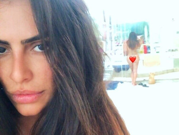 Peixe assado em prato azul com aspargos e rodelas de limão