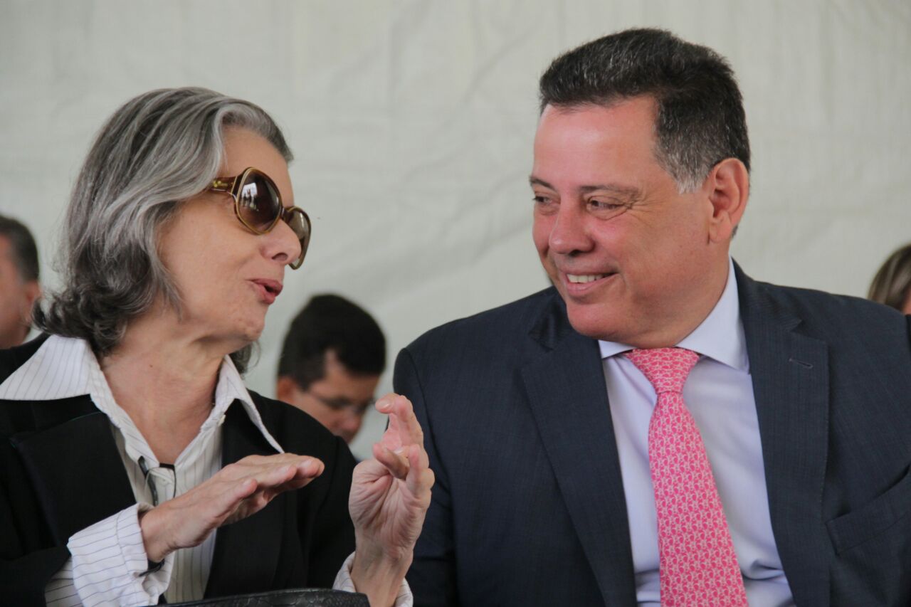 Ilustração do planeta Urano no espaço