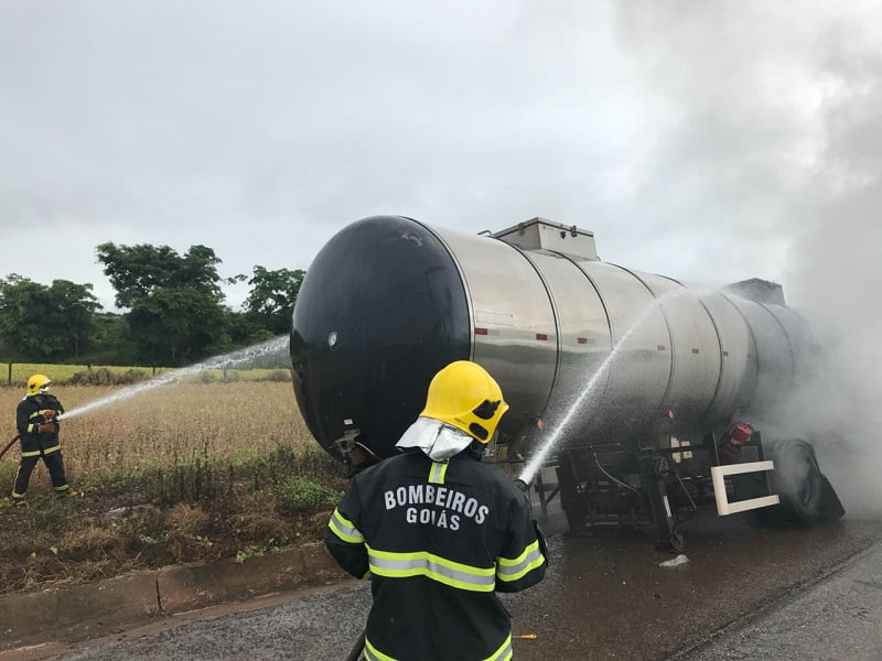 incendio em carreta foto cbmgo divulgacao 3.jpg