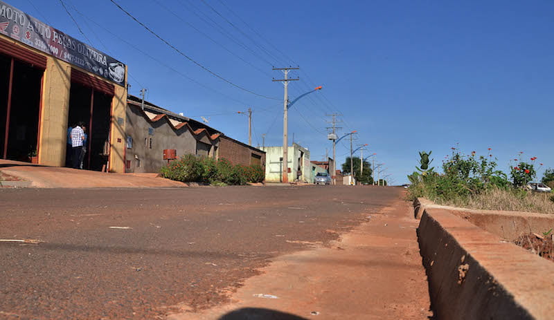 Brownies de chocolate caseiros em fundo cinza. 