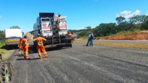 Agetop-asfalto-borracha-na-pavimentacao-da-GO-070 (1).jpg