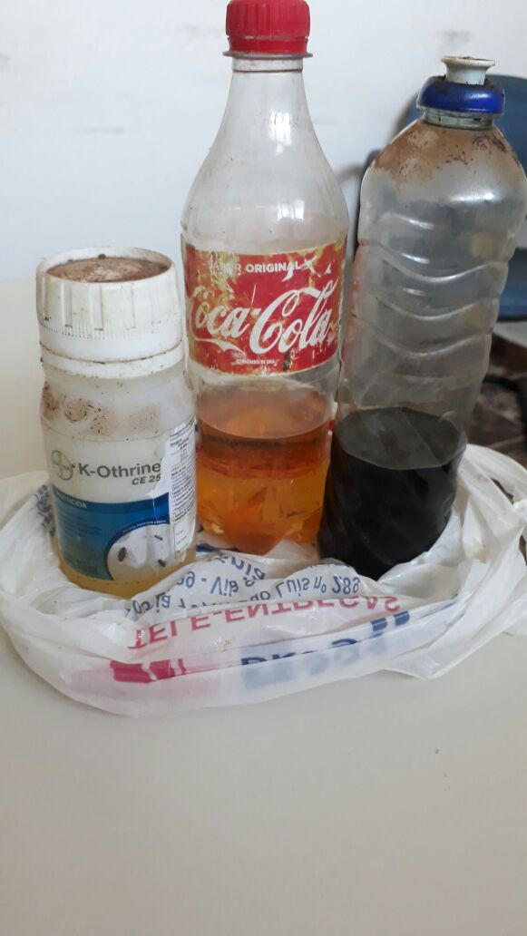 Herbicidas encontrados na casa do suspeito (Foto: Polícia Civil de Goiás) agrotoxicos caso caes santa barbara foto policia civil.jpg