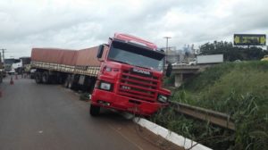 Carreta caindo na Br-060.jpg