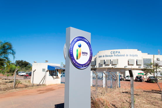 Mulher ajoelhada rezando em frente a cama