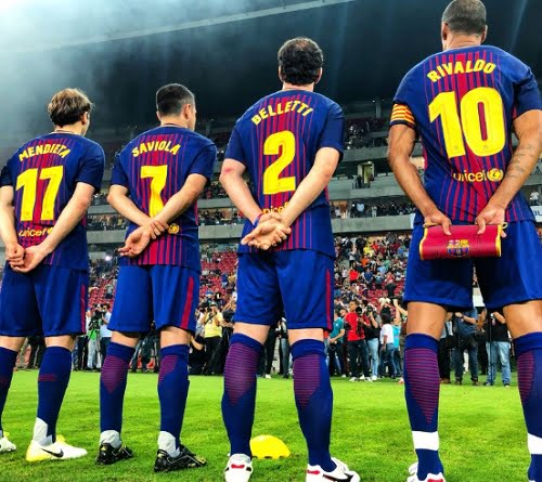 Bastão de sálvia em prato cinza e velas ao lado