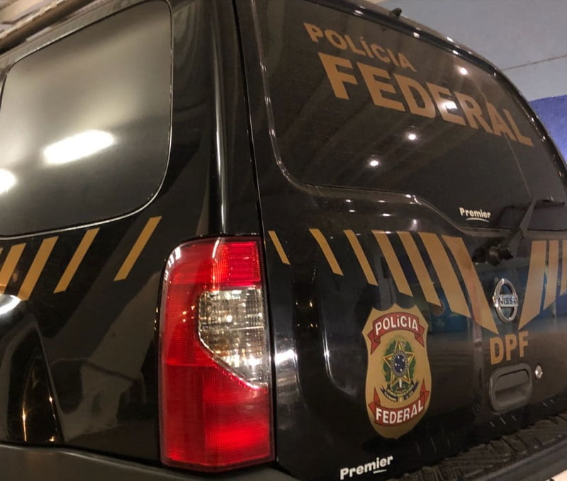 Cenoura ralada em cima de uma tábua