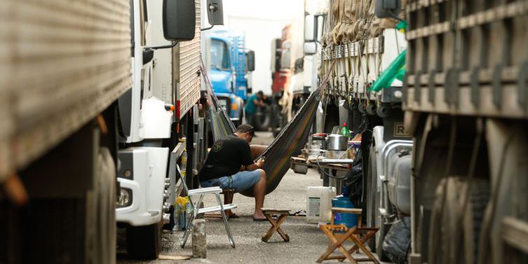 Joelho de porco defumado em tábua de madeira.