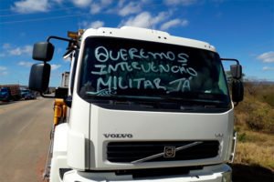 caminhoneiros pedem intervenção militar rep internet.jpg