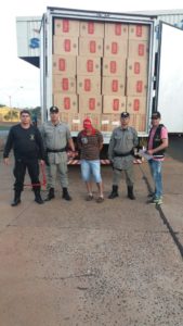 carga de cigarros itumbiara pmgo.jpg