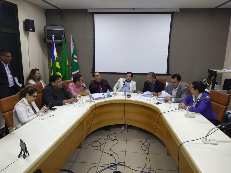 Panquecas de lentilha e espinafre empilhadas em cima de um prato de metal