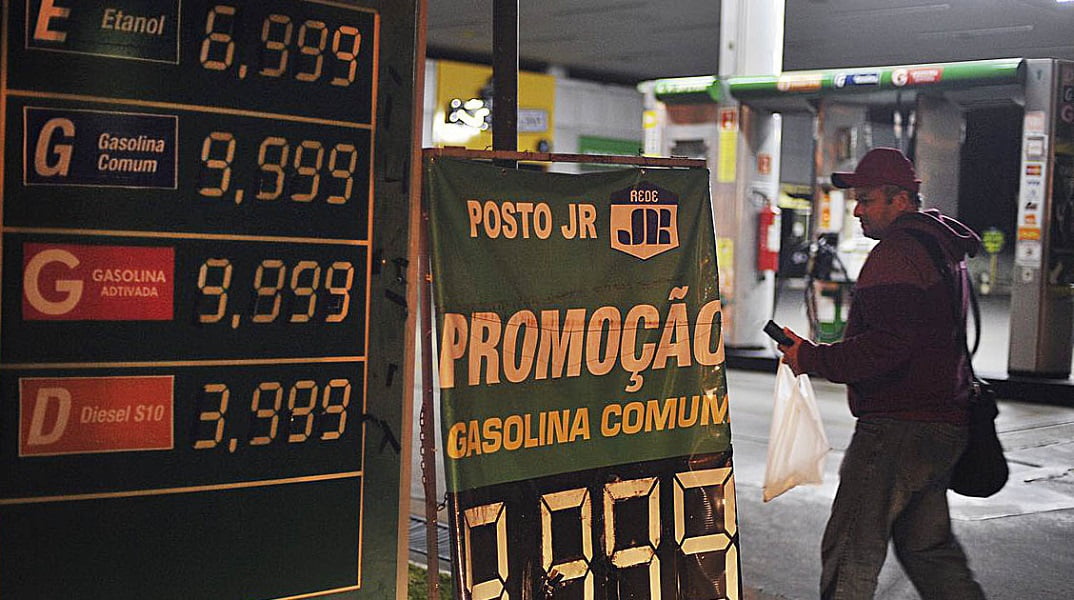 em bsb a gasolina chegou a 10 reais foto Marcelo Casal agencia brasil.jpg