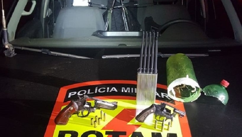 objetos encontrados com os criminosos