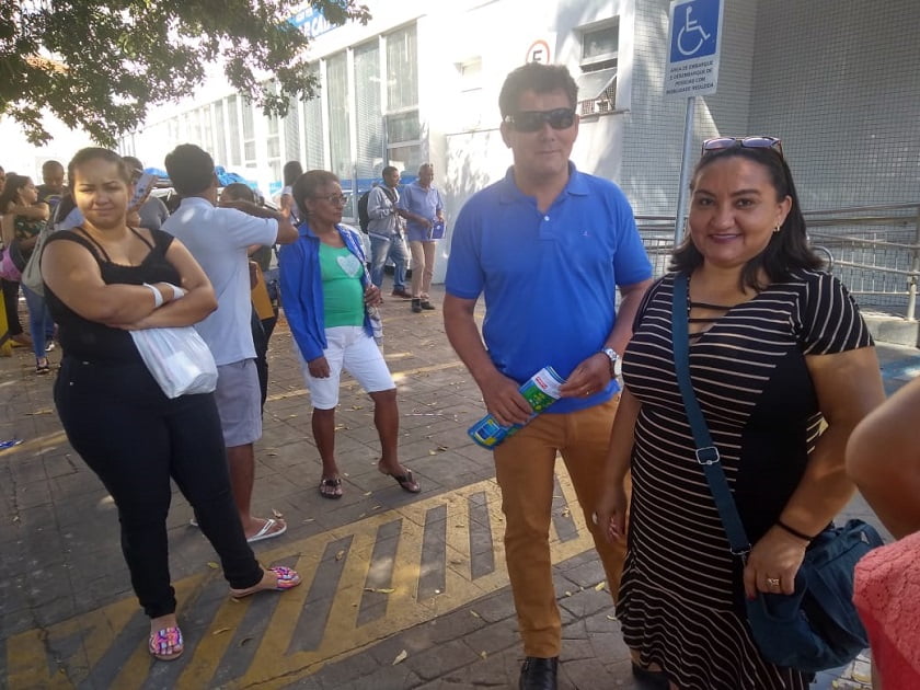 casal na fila do magazine luiza.jpg