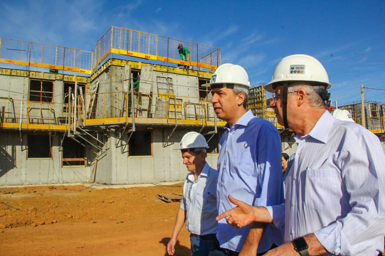 José Eliton - Entrega de escrituras - esidencial Porto Dourado I - Foto Humberto Silva 01.jpg