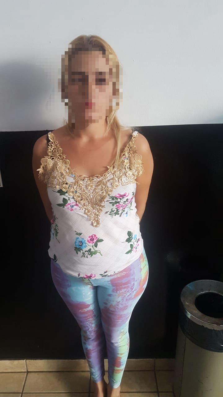 Papel cortado no formato de uma vulva em fundo rosa