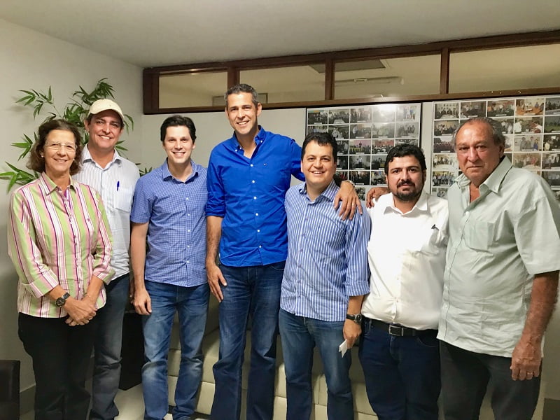 Prato branco com rodelas de berinjela, tomate, queijo branco e folhas de manjericão