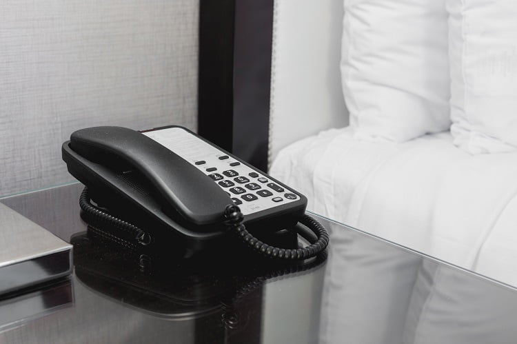 hotel-room-phone_foto shopify partners.jpg