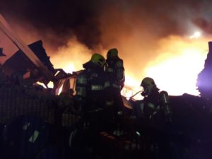 bombeiros combatem fogo em deposito em campinas div.jpg