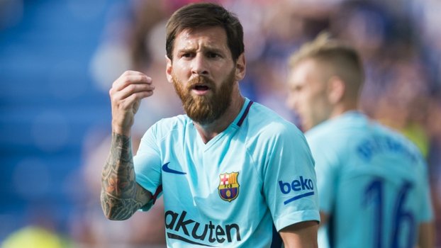 Dois brownies de chocolate um em cima do outro