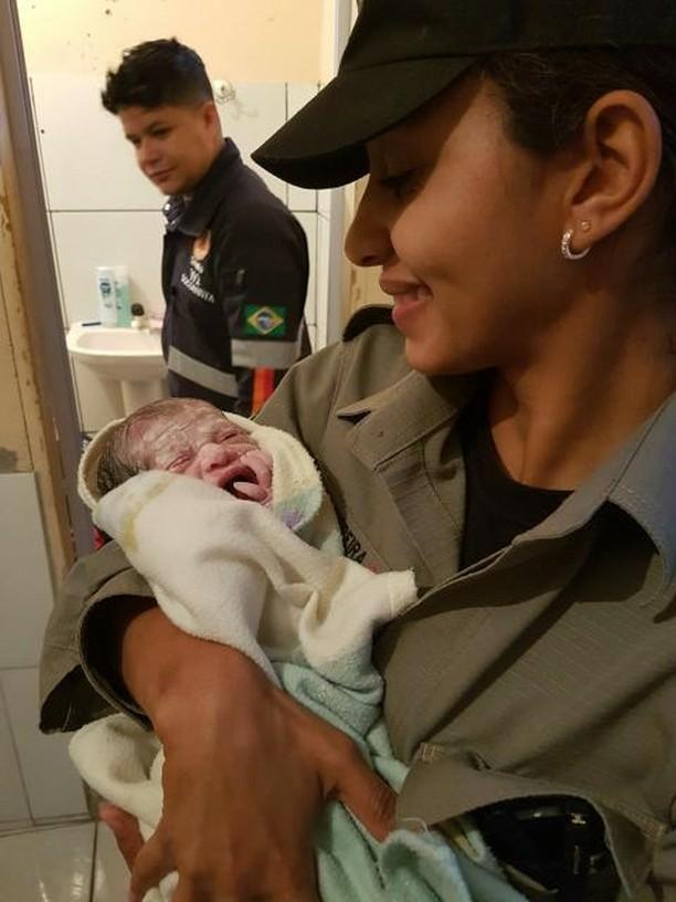 pm realiza parto no setor dos estados div.jpeg