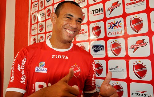 Vários produtos de maquiagem sob uma mesa branca