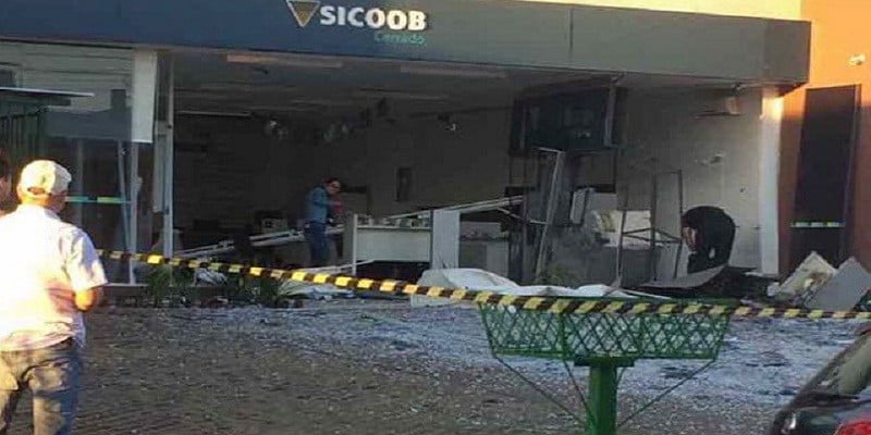 agencia explodida sicoob piracanjuba.jpg