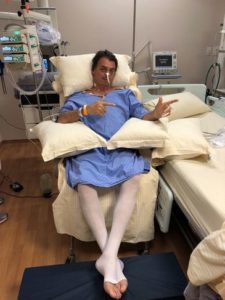 bolsonaro hosp sinal de arma rep facebook.jpg