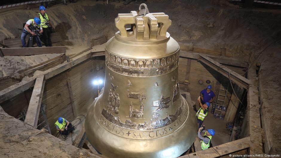 Chá de romã com limão e canela em xícara de vidro