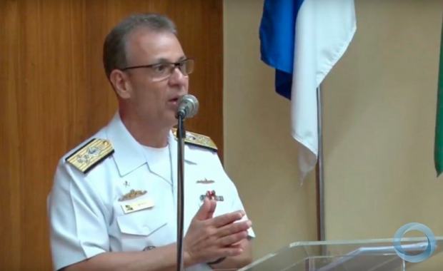 Prato preto com espetinhos de frango com brócolis