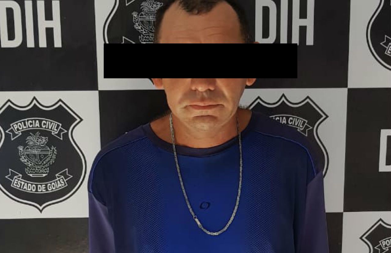Acusado preso depois que a casa dele pegou fogo, supostamente provocado por vizinhos (foto divulgação PC)