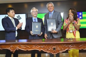 park jong bok e ronaldo caiado protocolo assinado usina fotovoltaica em goias