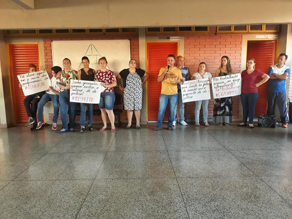Professores de Caçu em mobilização da greve (foto reprodução Facebook)
